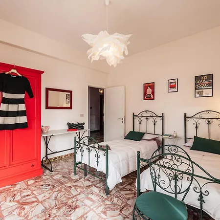 Casa Fuori Casa -appartamento Con Aria Condizionata, Parcheggio Auto, Garage Moto, Box Bici *