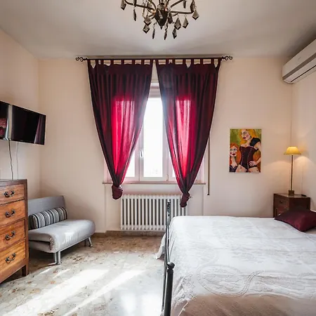 Casa Fuori Casa -appartamento Con Aria Condizionata, Parcheggio Auto, Garage Moto, Box Bici