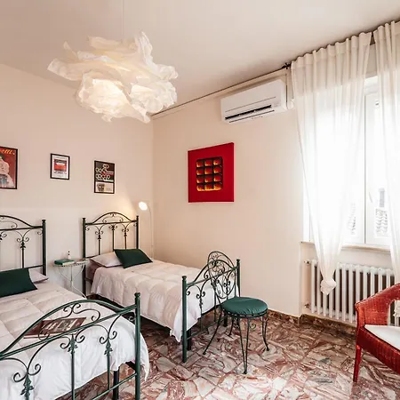 Bed & Breakfast Casa Fuori Casa -appartamento Con Aria Condizionata, Parcheggio Auto, Garage Moto, Box Bici *