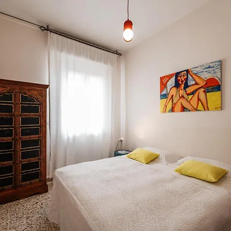Casa Fuori Casa -appartamento Con Aria Condizionata, Parcheggio Auto, Garage Moto, Box Bici *