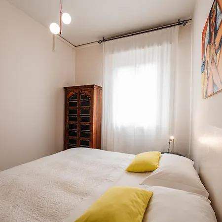 Casa Fuori Casa -appartamento Con Aria Condizionata, Parcheggio Auto, Garage Moto, Box Bici