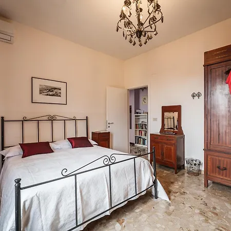 Casa Fuori Casa -appartamento Con Aria Condizionata, Parcheggio Auto, Garage Moto, Box Bici Bed & Breakfast