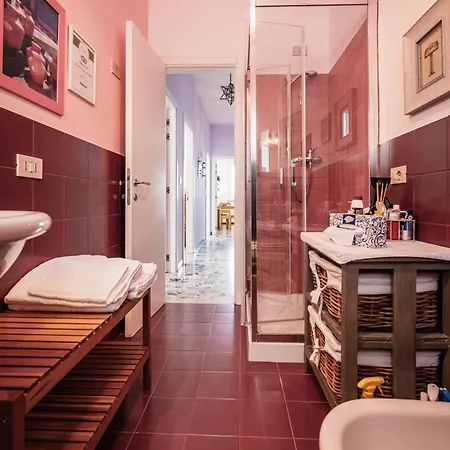 Casa Fuori Casa -appartamento Con Aria Condizionata, Parcheggio Auto, Garage Moto, Box Bici Bed & Breakfast *