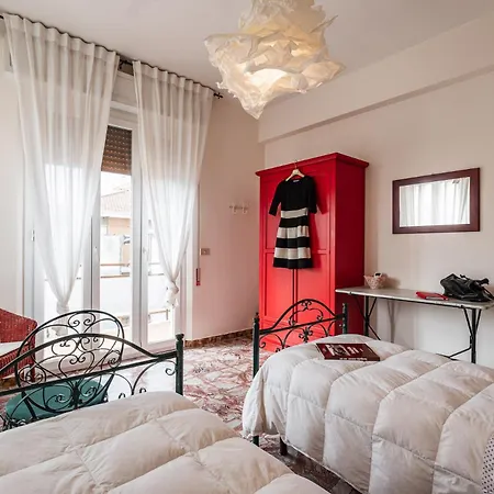 Casa Fuori Casa -appartamento Con Aria Condizionata, Parcheggio Auto, Garage Moto, Box Bici *