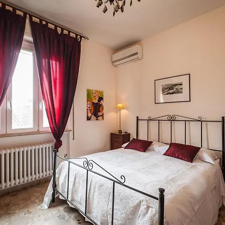 Casa Fuori Casa -appartamento Con Aria Condizionata, Parcheggio Auto, Garage Moto, Box Bici Bed & Breakfast